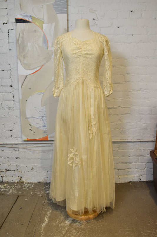 Vintage 1960's Ivory Lace and Tulle Long Sleeve Wedding Dress