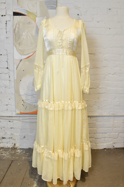 Vintage 1970s "Gunne Sax" Ivory Pearl Peasant Ruffle Gown Dress
