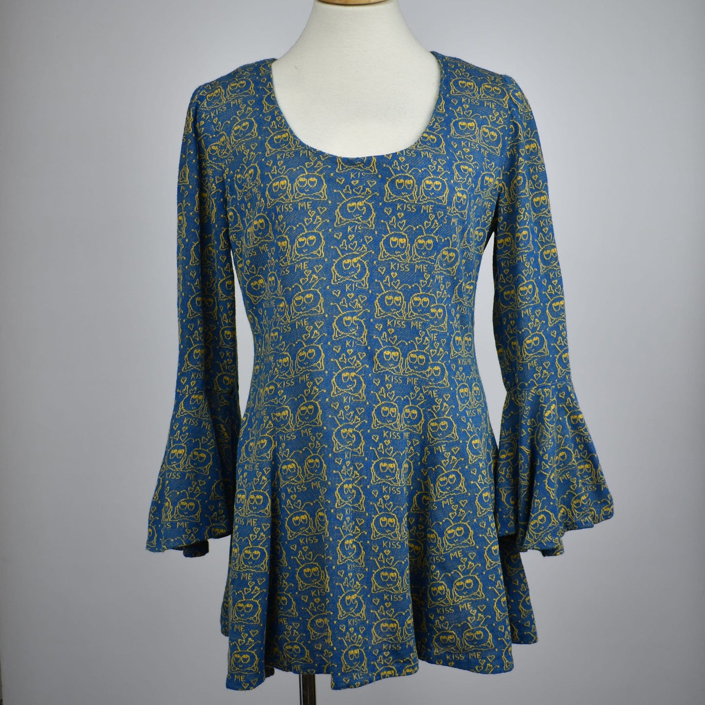 Vintage 70s Intarsia Knit "Kiss Me" Bugs in Love - Mini Dress with Circular Flounce Sleeves in Blue and Yellow